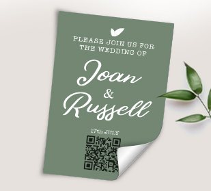 stapel gepersonaliseerde flyers op een tafel